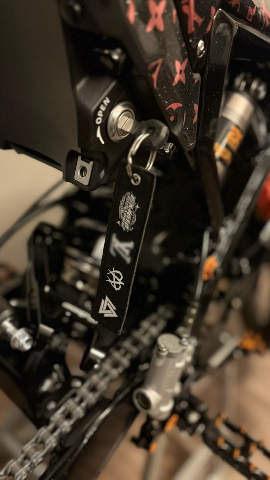￼Emotocustom keychain black